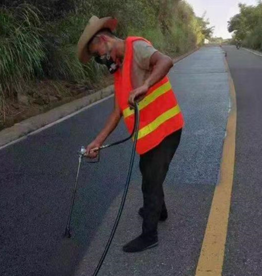 乐山路面喷涂翻新彩色步道施工方案